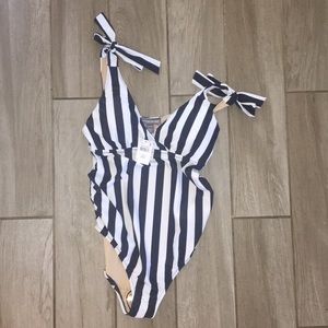 A pea in the pod maternity swim suit size small!